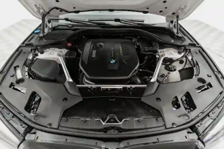 BMW&nbsp;5&nbsp;серии: сочетание стиля, технологий и драйва