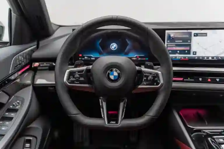 BMW&nbsp;5&nbsp;серии: сочетание стиля, технологий и драйва