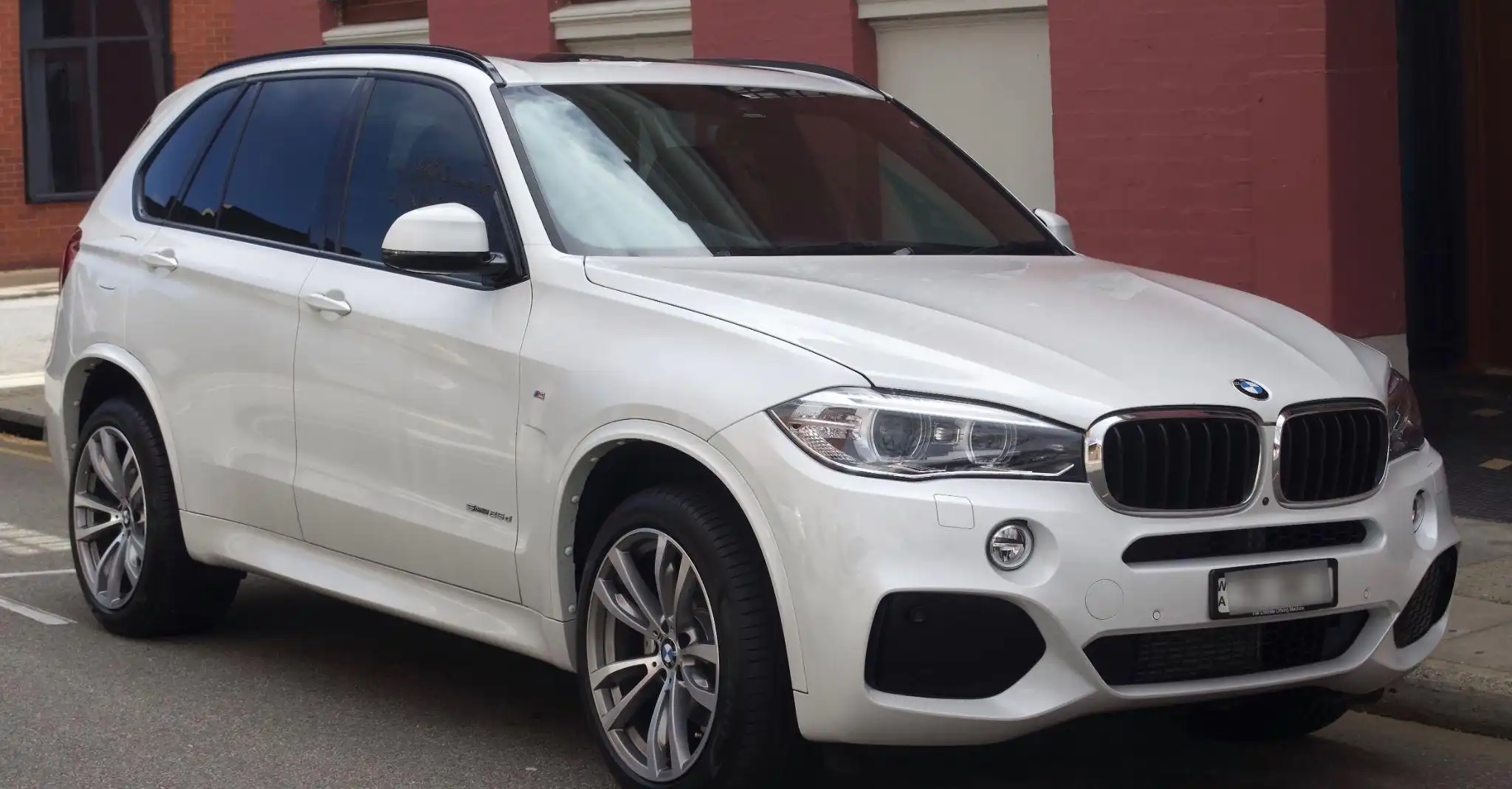 История поколений BMW X5