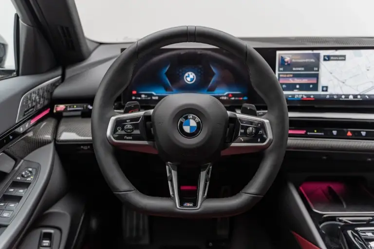BMW&nbsp;5&nbsp;серии: сочетание стиля, технологий и драйва